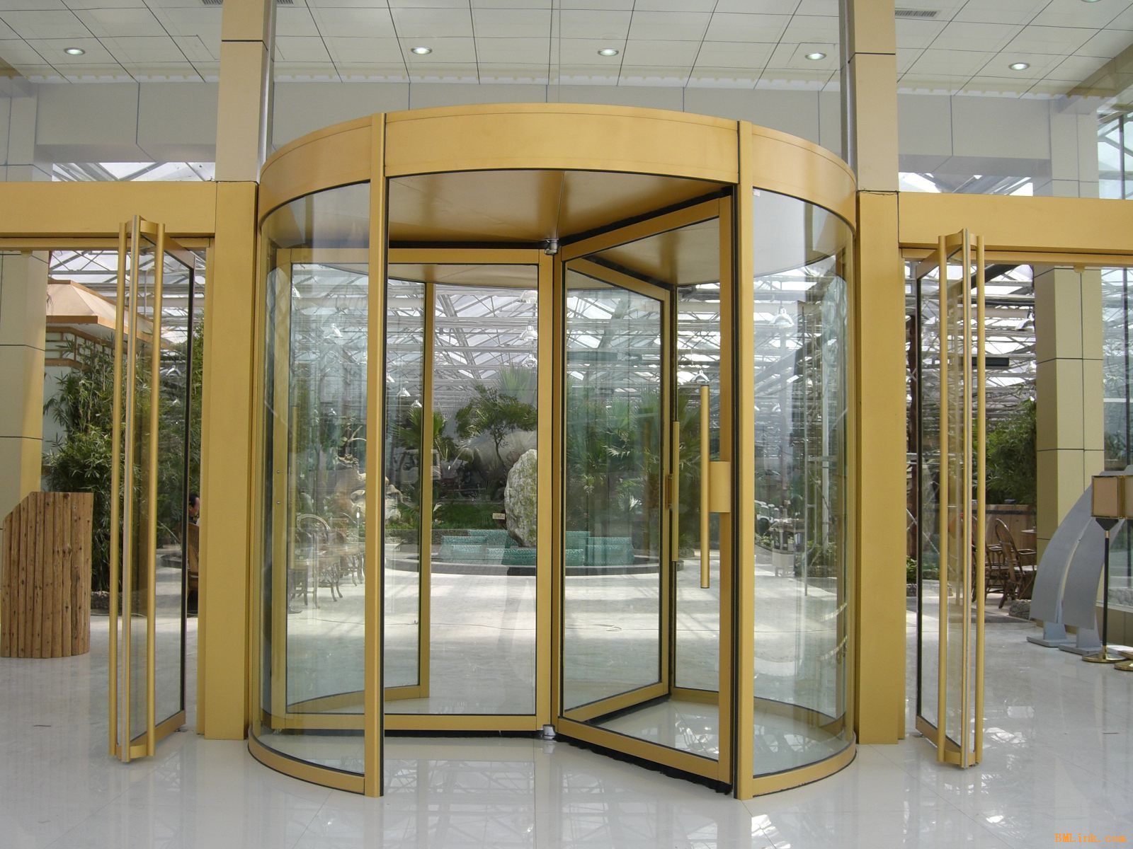 彬田三翼自動旋轉門 工業門領域的卓越選擇